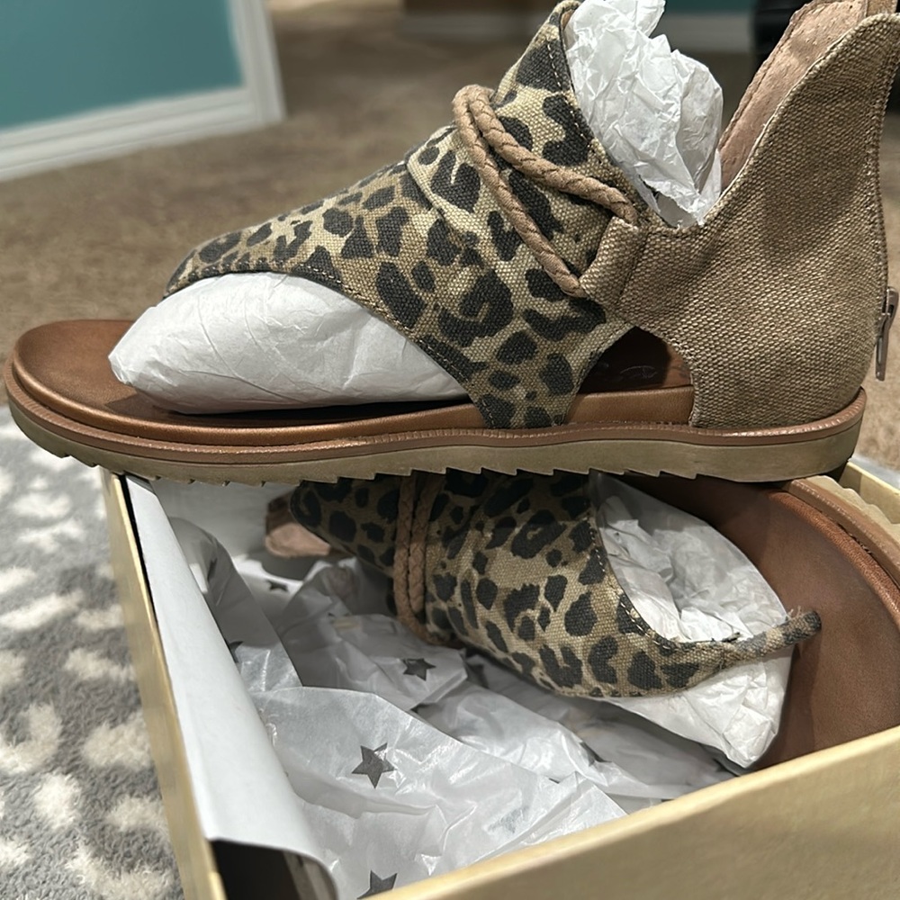 Box kept! GREAT condition tan leopard sandal